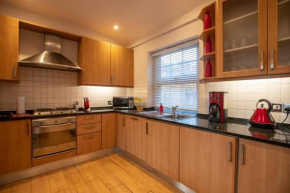 The Zenscape - Chic 2 Bedroom Apartment in Covent Garden l Sleeps 6 with Sofa Bed l Prime Location plus Free WiFi l Perfect for Business & Leisure Travelers l 15percent Off Weekly & 20percent Off Mont